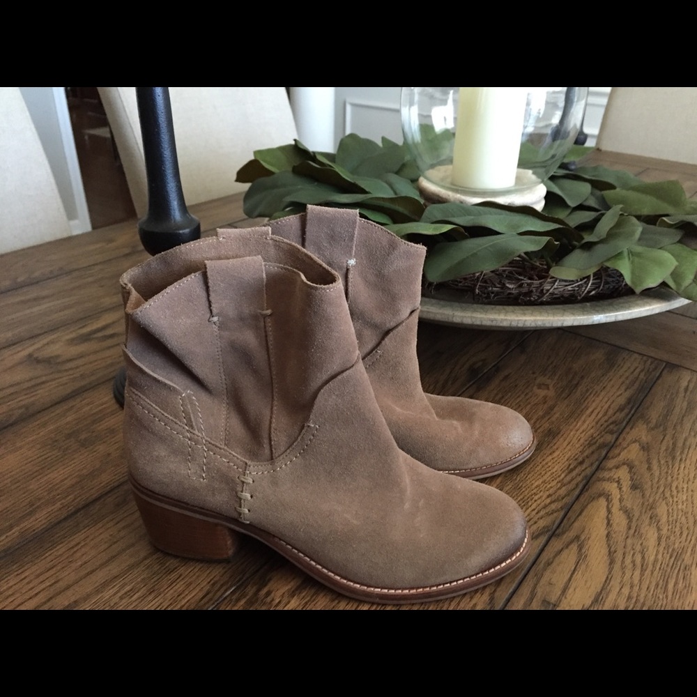 Dolce Viita suede taupe booties size 8-1/2